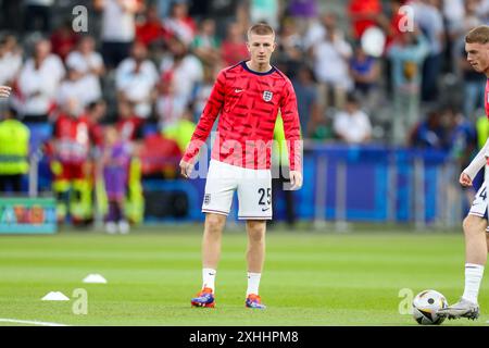 Berlino, Germania. 14 luglio 2024. Il centrocampista inglese Adam Wharton (Palazzo di cristallo) si è riscaldato durante la finale di UEFA Euro 2024 Spagna contro Inghilterra allo stadio Olympiastadion di Berlino, Germania il 14 luglio 2024 Credit: Every Second Media/Alamy Live News Foto Stock