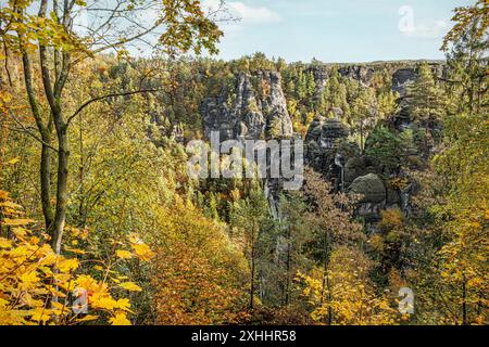 Vista panoramica dalla formazione rocciosa di Bastei in autunno, Svizzera sassone, Germania Foto Stock