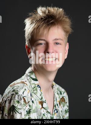 Ritratto in studio di un affabile giovane caucasico con capelli biondi e occhi blu che indossa una camicia hawaiana Foto Stock