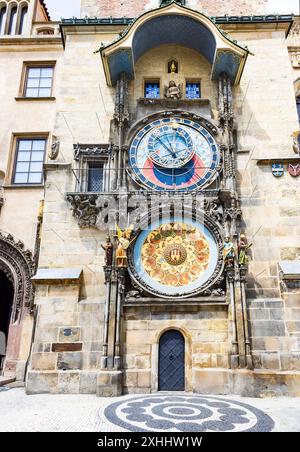 L'orologio astronomico di Praga o l'Orloj di Praga, un orologio astronomico medievale collegato al Municipio della città Vecchia di Praga, la capitale del Republi ceco Foto Stock