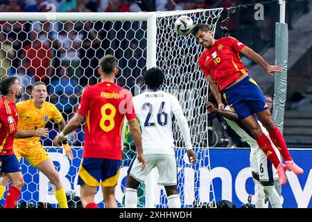 Berlino, Germania. 14 luglio 2024. BERLINO, GERMANIA - 14 LUGLIO: Rodri, spagnolo, è in testa alla palla durante la finale di UEFA EURO 2024 tra Spagna e Inghilterra all'Olympiastadion il 14 luglio 2024 a Berlino, Germania. (Foto di Andre Weening/Orange Pictures) credito: Orange Pics BV/Alamy Live News Foto Stock