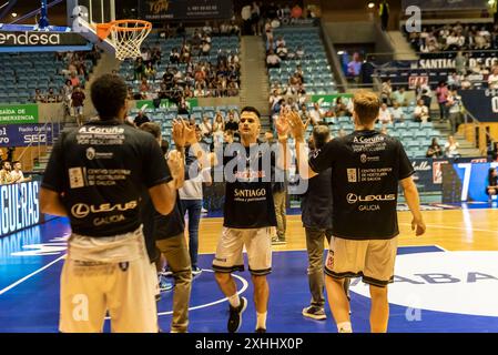 4 ottobre 2023. Stadio Fontes do sar i giocatori della squadra di basket dell'ACB Monbus Obradoiro entrano in campo. Foto Stock