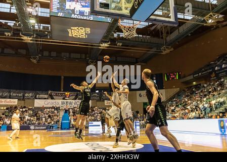 4 ottobre 2023, un momento durante un attacco di Obradoiro nella partita contro Surne Bilbao a Santiago Foto Stock