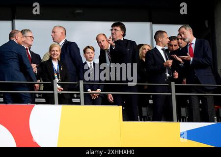Il Principe di Galles sottolinea qualcosa al Principe Giorgio durante la finale di UEFA Euro 2024 all'Olympiastadion di Berlino. Data foto: Domenica 14 luglio 2024. Foto Stock