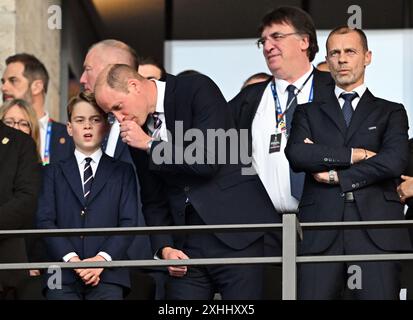 Berlino, Germania. 14 luglio 2024. Calcio, UEFA Euro 2024, Campionato europeo, finale, Spagna - Inghilterra, Olympiastadion Berlin, William (M), Principe di Galles, parla con suo figlio il Principe Giorgio (l) in tribuna prima dell'inizio della partita. A destra, il presidente UEFA Aleksander Ceferin. Crediti: Robert Michael/dpa/Alamy Live News Foto Stock