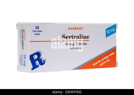 scatola di antidepressivo sertralina ranbaxy 50 mg compresse tagliate su sfondo bianco Foto Stock