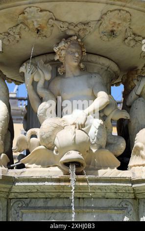 Fontana di Nettuno in stile barocco del XVIII secolo a Carcassonne Foto Stock