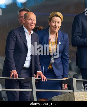 Berlino, Germania. 14 luglio 2024. OLAF Scholz, Bundeskanzler Deutschland mit Franziska Giffey Buergermeisterin von Berlin nella partita finale SPAGNA - INGHILTERRA dei Campionati europei UEFA 2024 il 14 luglio 2024 a Berlino, Germania. Fotografo: ddp Images/STAR-Images credito: ddp media GmbH/Alamy Live News Foto Stock