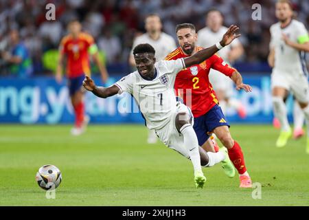 Berlino, Germania. 14 luglio 2024. L'attaccante inglese Bukayo Saka (Arsenal) e il difensore spagnolo Dani Carvajal Real Madrid durante la finale di UEFA Euro 2024 Spagna contro Inghilterra allo Stadio Olimpico di Berlino, Germania il 14 luglio 2024 Credit: Every Second Media/Alamy Live News Foto Stock