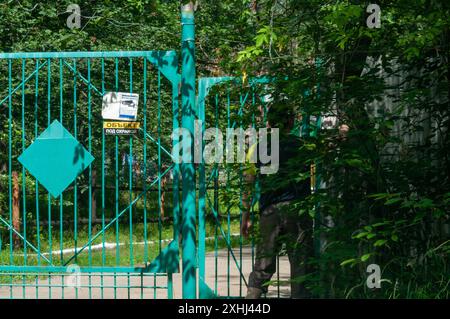 Un piacevole passatempo nel vacanziero estivo di fronte al cancello del campeggio Samara regione Samara Russia Copyright: XSvetlanaxVozmilovax Vozmilova Foto Stock