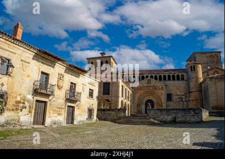 Vista dell'imponente facciata della chiesa romanica collegiata di Santa Juliana a Santillana del Mar, Cantabria, Spagna Foto Stock