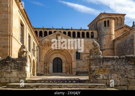 Vista dell'imponente facciata della chiesa romanica collegiata di Santa Juliana a Santillana del Mar, Cantabria, Spagna Foto Stock