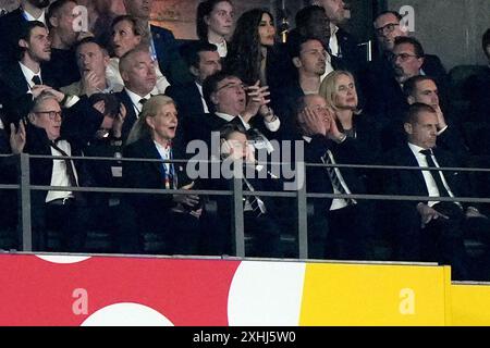 Il principe di Galles, il principe George e il primo ministro Sir Keir Starmer reagiscono durante la partita finale di UEFA Euro 2024 all'Olympiastadion di Berlino. Data foto: Domenica 14 luglio 2024. Foto Stock