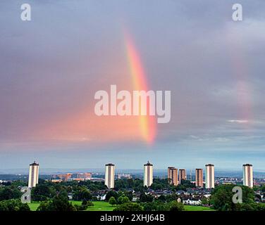 Glasgow, Scozia, Regno Unito. 14 luglio, 2024: Regno Unito Meteo: Troncato Ranbow ar Sunset fa una vela sul fiume clyde e Scotstoun Towers si innalza in città quando la pioggia ritorna. Credit Gerard Ferry/Alamy Live News Foto Stock