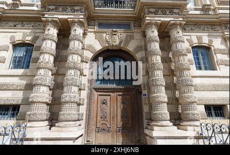 Parigi, Francia - 06 maggio 2024: L'ingresso al Louvre. Con la sua collezione di circa 460.000 tra le più grandi opere d'arte della storia dell'umanità, la L Foto Stock