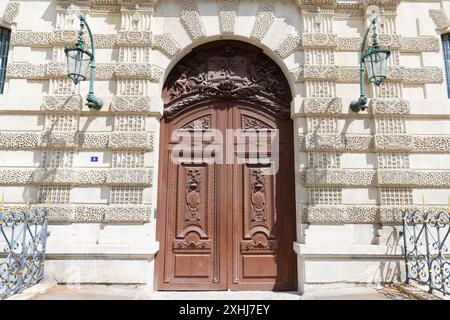 Parigi, Francia - 06 maggio 2024: L'ingresso al Louvre. Con la sua collezione di circa 460.000 tra le più grandi opere d'arte della storia dell'umanità, la L Foto Stock
