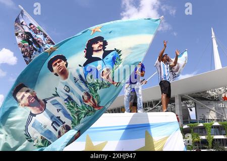 I tifosi dell'Argentinas fanno il tifo per la loro squadra durante la finale di Copa America USA 2024 contro la Colombia, all'Hard Rock Stadium, il 14 luglio 2024 MIAMI STATI UNITI Copyright: XALEJANDROxPAGNIx Foto Stock