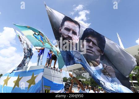 I tifosi dell'Argentinas fanno il tifo per la loro squadra durante la finale di Copa America USA 2024 contro la Colombia, all'Hard Rock Stadium, il 14 luglio 2024 MIAMI STATI UNITI Copyright: XALEJANDROxPAGNIx Foto Stock