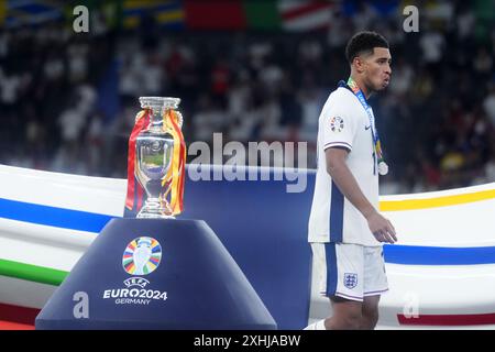 L'inglese Jude Bellingham supera la Henri Delaunay Cup dopo aver perso la finale di UEFA Euro 2024 all'Olympiastadion di Berlino. Data foto: Domenica 14 luglio 2024. Foto Stock