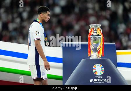 L'inglese Jude Bellingham passa davanti alla Henri Delaunay Cup dopo la sconfitta contro la Spagna dopo la finale di UEFA Euro 2024 all'Olympiastadion di Berlino. Data foto: Domenica 14 luglio 2024. Foto Stock