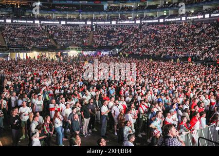 Londra, 14 luglio 2024. I tifosi inglesi all'O2 Greenwich guardano la finale dei Campionati europei di calcio 2024 tra Spagna e Inghilterra. L'evento è ospitato dal sindaco di Londra e si dice che fino a 15.000 biglietti siano stati emessi gratuitamente per la più grande proiezione della capitale. Crediti: Imageplotter/Alamy Live News Foto Stock