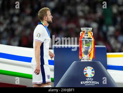 RITRASMETTENDO IL NOME CORRETTO DA JUDE BELLINGHAM A HARRY KANE, l'inglese Harry Kane passa davanti alla Henri Delaunay Cup dopo la sconfitta contro la Spagna dopo la finale di UEFA Euro 2024 all'Olympiastadion di Berlino. Data foto: Domenica 14 luglio 2024. Foto Stock