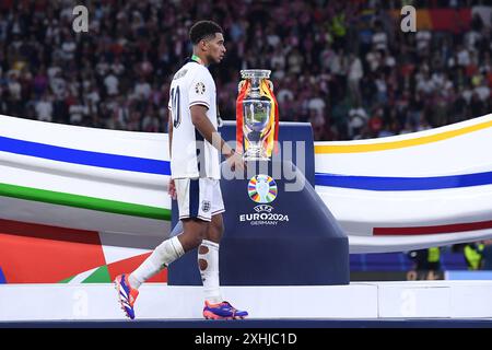 Berlino, Germania. 14 luglio 2024. Fussball UEFA EURO 2024 finale Spanien - England am 14.07.2024 im Olympiastadion Berlin in Berlin Jude Bellingham ( Inghilterra ) geht enttaeuscht am EM-Pokal/Trophaee/Pokal/Henri-Delaunay-Pokal vorbei foto: Revierfoto credito: ddp media GmbH/Alamy Live News Foto Stock