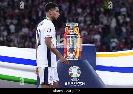 Berlino, Germania. 14 luglio 2024. Fussball UEFA EURO 2024 finale Spanien - England am 14.07.2024 im Olympiastadion Berlin in Berlin Jude Bellingham ( Inghilterra ) geht enttaeuscht am EM-Pokal/Trophaee/Pokal/Henri-Delaunay-Pokal vorbei foto: Revierfoto credito: ddp media GmbH/Alamy Live News Foto Stock