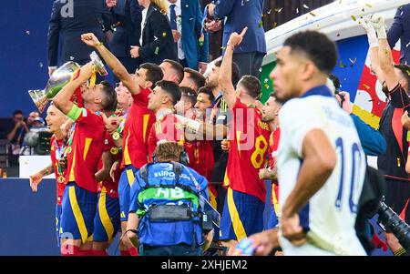 Berlino, Germania. 14 luglio 2024. Jude Bellingham, ENG 10 Sad guardando la cerimonia, Alvaro Morata, ESP 7 baciare il trofidopo la partita finale SPAGNA - INGHILTERRA 2-1 dei Campionati europei UEFA 2024 il 14 luglio 2024 a Berlino, Germania. Fotografo: ddp Images/STAR-Images credito: ddp media GmbH/Alamy Live News Foto Stock