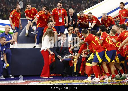 Berlino, Germania. 14 luglio 2024. Berlino, Germania. 14 luglio 2024. BERLINO - Re Felipe vi di Spagna con il trofeo Henri Delaunay, la coupé Henri Delaunay celebra la vittoria con il portiere spagnolo David Raya, Dani Carvajal di Spagna, Robin le Normand di Spagna, Nacho di Spagna, Daniel Vivian di Spagna, Mikel Merino di Spagna, Alvaro Morata di Spagna, Fabian Ruiz di Spagna, Joselu di Spagna, Dani Olmo di Spagna, Ferran Torres di Spagna. Alejandro Grimaldo di Spagna, portiere della Spagna Alejandro Remiro, Aymeric Laporte di Spagna, Alex Baena di Spagna, Rodri di Spagna, Nico Williams di Spagna, Martin Zubimendi di Spagna Foto Stock