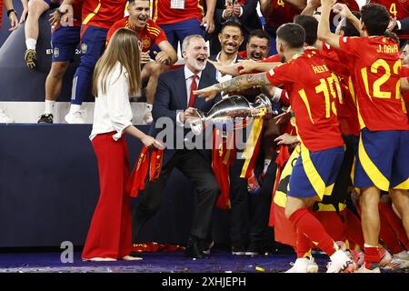 Berlino, Germania. 14 luglio 2024. Berlino, Germania. 14 luglio 2024. BERLINO - Re Felipe vi di Spagna con il trofeo Henri Delaunay, la coupé Henri Delaunay celebra la vittoria con il portiere spagnolo David Raya, Dani Carvajal di Spagna, Robin le Normand di Spagna, Nacho di Spagna, Daniel Vivian di Spagna, Mikel Merino di Spagna, Alvaro Morata di Spagna, Fabian Ruiz di Spagna, Joselu di Spagna, Dani Olmo di Spagna, Ferran Torres di Spagna. Alejandro Grimaldo di Spagna, portiere della Spagna Alejandro Remiro, Aymeric Laporte di Spagna, Alex Baena di Spagna, Rodri di Spagna, Nico Williams di Spagna, Martin Zubimendi di Spagna Foto Stock