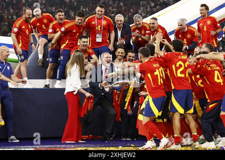 Berlino, Germania. 14 luglio 2024. Berlino, Germania. 14 luglio 2024. BERLINO - Re Felipe vi di Spagna con il trofeo Henri Delaunay, la coupé Henri Delaunay celebra la vittoria con il portiere spagnolo David Raya, Dani Carvajal di Spagna, Robin le Normand di Spagna, Nacho di Spagna, Daniel Vivian di Spagna, Mikel Merino di Spagna, Alvaro Morata di Spagna, Fabian Ruiz di Spagna, Joselu di Spagna, Dani Olmo di Spagna, Ferran Torres di Spagna. Alejandro Grimaldo di Spagna, portiere della Spagna Alejandro Remiro, Aymeric Laporte di Spagna, Alex Baena di Spagna, Rodri di Spagna, Nico Williams di Spagna, Martin Zubimendi di Spagna Foto Stock