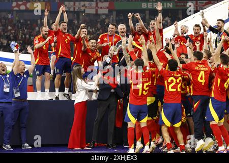 Berlino, Germania. 14 luglio 2024. Berlino, Germania. 14 luglio 2024. BERLINO - Re Felipe vi di Spagna con il trofeo Henri Delaunay, la coupé Henri Delaunay celebra la vittoria con il portiere spagnolo David Raya, Dani Carvajal di Spagna, Robin le Normand di Spagna, Nacho di Spagna, Daniel Vivian di Spagna, Mikel Merino di Spagna, Alvaro Morata di Spagna, Fabian Ruiz di Spagna, Joselu di Spagna, Dani Olmo di Spagna, Ferran Torres di Spagna. Alejandro Grimaldo di Spagna, portiere della Spagna Alejandro Remiro, Aymeric Laporte di Spagna, Alex Baena di Spagna, Rodri di Spagna, Nico Williams di Spagna, Martin Zubimendi di Spagna Foto Stock