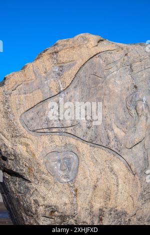 Scultura in pietra della faccia del cane da slitta nel parco di sculture Inuit presso i Four Corners a Iqaluit, Nunavut, Canada Foto Stock