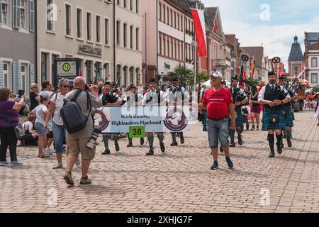 Speyer, Germania. 14 luglio 2024. DESCRIZIONE 1. L'annuale Pretzel Festival si svolge in sei giorni dall'11 al 16 luglio. La domenica segna il momento culminante dell'evento con una sfilata colorata attraverso la pittoresca città di Speyer. La processione fu oscurata da un incidente e finì prematuramente quando due veicoli si scontrarono, schiacciando una gamba di una ragazzina di 12 anni. Il bambino è stato trasportato in ospedale con un elicottero medico. Crediti: Gustav Zygmund/Alamy News Foto Stock