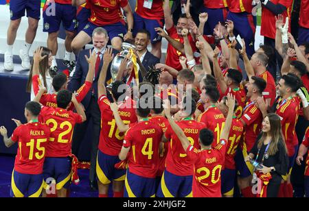 BERLINO, GERMANIA - 14 LUGLIO: Re Felipe IV di Spagna festeggia con la squadra dopo l'incontro finale di UEFA EURO 2024 tra Spagna e Inghilterra all'Olympiastadion il 14 luglio 2024 a Berlino, Germania. © diebilderwelt / Alamy Live News Foto Stock