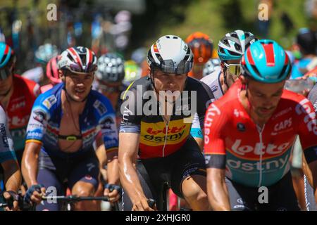 Boutx, Francia, 14 luglio 2024: Lotto Dstny ciclista, Arnaud De Lie (121) durante la 15a tappa del Tour de France 2024 tra Loudenvielle e Plateau de Beille, il 14 luglio 2024, a Boutx, Francia. Crediti: Alberto Brevers / Alamy Live News. Foto Stock