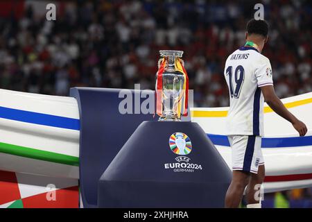 Berlino, Germania, 14, luglio 2024. Ollie Watkins guarda il trofeo durante la partita tra Spagna e Inghilterra. UEFA Euro 2024 Germania. Partita finale. Foto Stock