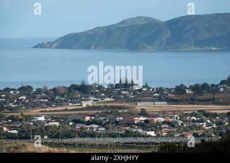 Vista dell'aeroporto di Kapiti a Paraparaumu con l'estremità sud dell'isola di Kapiti sullo sfondo, costa di Kapiti, nuova Zelanda Foto Stock