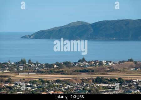 Vista dell'aeroporto di Kapiti a Paraparaumu con l'estremità sud dell'isola di Kapiti sullo sfondo, costa di Kapiti, nuova Zelanda Foto Stock