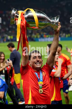 Il spagnolo Mikel Oyarzabal festeggia con la Henri Delaunay Cup dopo la finale di UEFA Euro 2024 all'Olympiastadion di Berlino. Data foto: Domenica 14 luglio 2024. Foto Stock