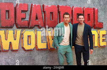 Ryan Reynolds e Hugh Jackman partecipano al "Deadpool & Wolverine" UK fan Event all'Eventim Apollo di Londra. Foto Stock