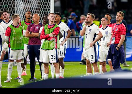 Berlino, Germania. 14 luglio 2024. BERLINO, GERMANIA - 14 LUGLIO: L'inglese Adam Wharton, Luke Shaw, l'inglese Phil Foden, sembra sventato dopo la sconfitta durante la finale di UEFA EURO 2024 tra Spagna e Inghilterra all'Olympiastadion il 14 luglio 2024 a Berlino, Germania. (Foto di Andre Weening/Orange Pictures) credito: Orange Pics BV/Alamy Live News Foto Stock