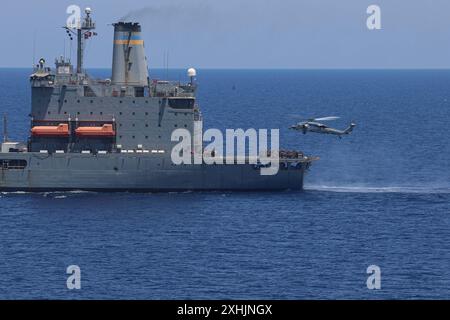 240701-N-NT298-1079 MAR MEDITERRANEO (1 luglio 2024) un elicottero MH-60S Sea Hawk, assegnato alle "Dragon Whales" dell'Helicopter Sea Combat Squadron (HSC) 28, imbarcato con la nave d'assalto anfibia USS Wasp (LHD 1), effettua un rifornimento verticale con l'oliatore di rifornimento in corso classe Henry J. Kaiser USNS Patuxent (T-AO-201), 1 luglio 2024, nel Mar Mediterraneo. La WASP sta conducendo operazioni nell'area delle operazioni delle forze navali statunitensi in Europa come nave ammiraglia del Wasp Amphibious Ready Group (WSP ARG)-24th Marine Expeditionary Unit (MEU) Special Operations Capable (SOC). WSP Foto Stock