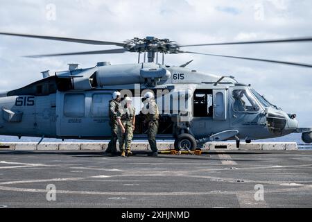 Posteriore Adm. Randall Peck, comandante del gruppo di attacco 3, esce da un MH-60S Seahawk, assegnato all'Helicopter Sea Combat Squadron (HSC) 6, sul ponte di volo della nave da trasporto anfibia classe San Antonio USS Somerset (LPD 25) prima di una cerimonia di cambio di comando, durante il viaggio nell'Oceano Pacifico, il 12 luglio. Somerset è attualmente in corso di operazioni di routine nella 3rd Fleet degli Stati Uniti con elementi della 15th Marine Expeditionary Unit. (Foto della Marina degli Stati Uniti di Evan Diaz, specialista della comunicazione di massa di seconda classe) Foto Stock