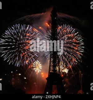 Parigi, Francia, 14 luglio 2024. Impressionanti fuochi d'artificio con esplosioni colorate alla Torre Eiffel - Jacques Julien/Alamy Live News Foto Stock