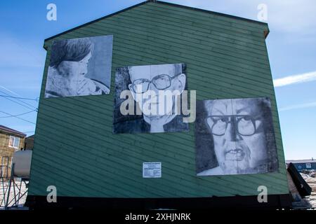 Tre persone dal murale di Nunavut in via Nipisa a Iqaluit, Nunavut, Canada Foto Stock