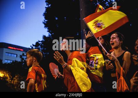 Barcellona, Spagna. 14 luglio 2024. I tifosi spagnoli reagiscono durante una proiezione pubblica di Euro 2024 contro l'Inghilterra a Barcellona credito: Matthias Oesterle/Alamy Live News Foto Stock