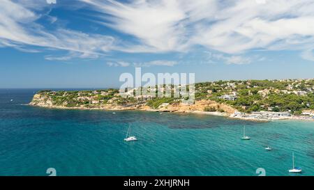 Mare turchese con barche a vela e Blue Sky sulla Costa Azzurra Foto Stock