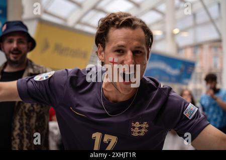 Manchester, Regno Unito. 14 luglio 2024. Un tifoso di calcio della squadra inglese posa in strada prima della finale d'Euro a Manchester. I tifosi di tutto il paese si aspettano di assistere alla partita mentre l'Inghilterra gioca contro la Spagna per la finale di calcio dell'Euro 2024. (Foto di Ashley Chan/SOPA Images/Sipa USA) credito: SIPA USA/Alamy Live News Foto Stock